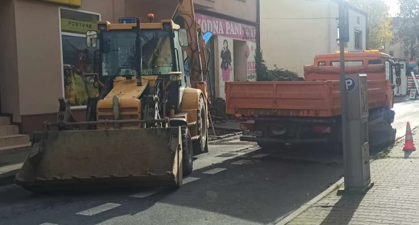 zdjęcie podczas usuwania awarii na ul. Śląskiej/fot.: Magdalena Lizurej