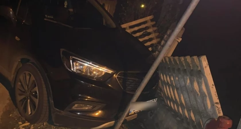 zdjęcie uszkodzonego pojazdu i zniszczonego płotu/fot.: arch. KPP w Pajęcznie