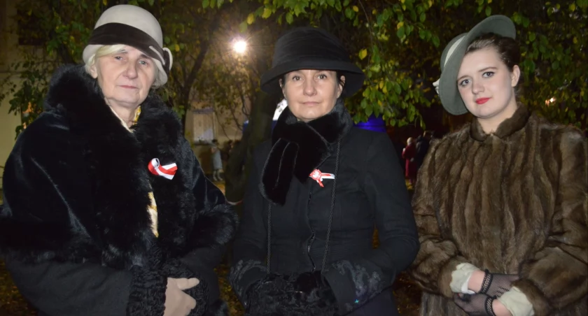 Panie ze Stowarzyszenia Historycznego 