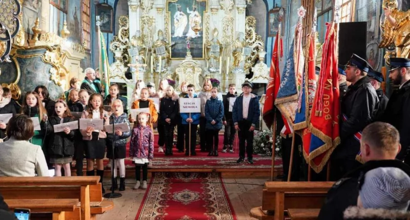 Po mszy można było wysłuchać montażu słowno – muzycznego w wykonaniu uczniów ze SP w Skomlinie,/fot. : GOKiS Skomlin 