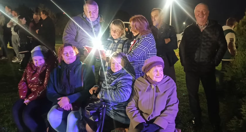 zdjęcie uczestników ogniska patriotycznego w Ostrówku /fot.: Magdalena Lizurej
