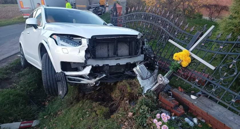 zdjęcie uszkodzonego volvo/fot.: KPP w Pajęcznie 