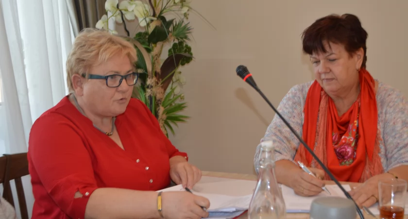 Na ostatniej sesji Rady Gminy w Mokrsku, Ewa Zaremba (od lewej) mówiła m.in. o potrzebie utworzenia przejścia na drodze powiatowej/fot.: Ela Wodecka 