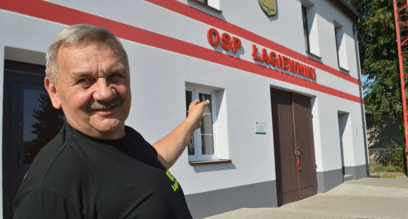 Prezes Jan Bącela jest dumny z nowego wyglądu remizy/fot.: Ela Wodecka 