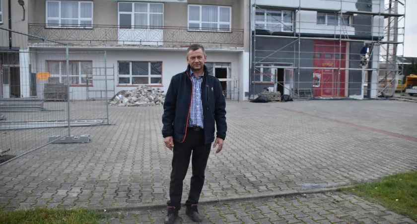 Sołtys Rafał Mostowy cieszy się z postępów prac w strażnicy. Jego dziadek i ojciec należeli do straży, on sam jest też członkiem OSP / fot.: Katarzyna Cieślik 