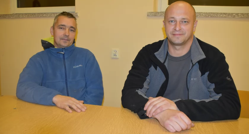 Prezes Piotr Klara (od lewej) oraz naczelnik Marek Ignasiak cieszą się, że w prace w strażnicy angażują się druhowie, ale i mieszkańcy, którzy nie należą do OSP Załęcze Małe / fot.: Katarzyna Cieślik