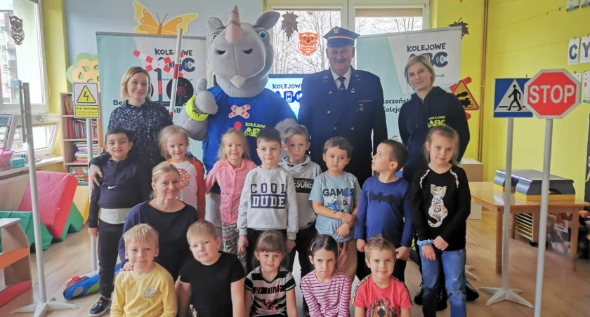 Na zdjęciu dzieci z Rogatkiem / fot. : Publiczne Przedszkole nr 4 w Wieluniu 