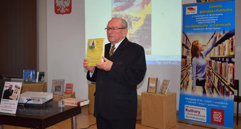 Zdjęcie ze spotkania z profesorem Tadeuszem Olejnikiem / fot.: Gminna Biblioteka Publiczna w Osjakowie