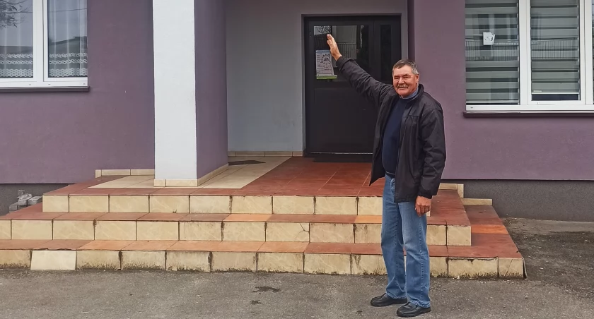 zdjęci sołtysa Marka Panka, sołtysa Skrzynna, przed remizą OSP /fot.: Magdalena Lizurej