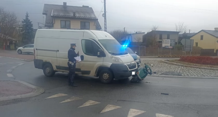 zdjęcie policjanta podczas czynności w Siemkowicach/fot.: arch. KPP w Pajęcznie