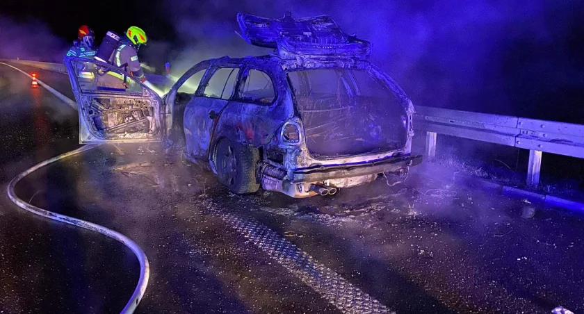 Na zdjęciu pojazd, który spłonął na trasie S8 / Fot. Facebook / OSP KSRG Sokolniki