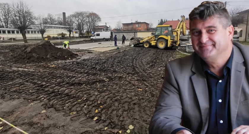 Na zdjęciu wójt gminy Kiełczygłów Mariusz Mielczarek na tle trwającej inwestycji w centrum miejscowości / fot.: Sławomir Rajch