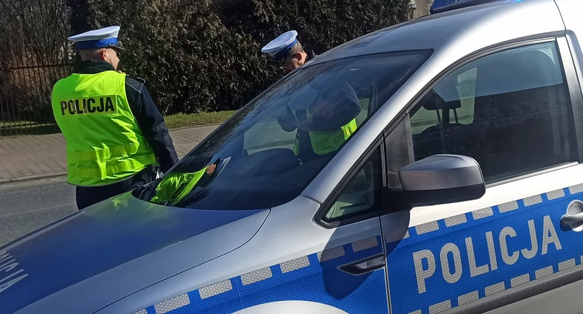 zdjęcie policjantów w trakcie czynności/fot.: Magdalena Lizurej