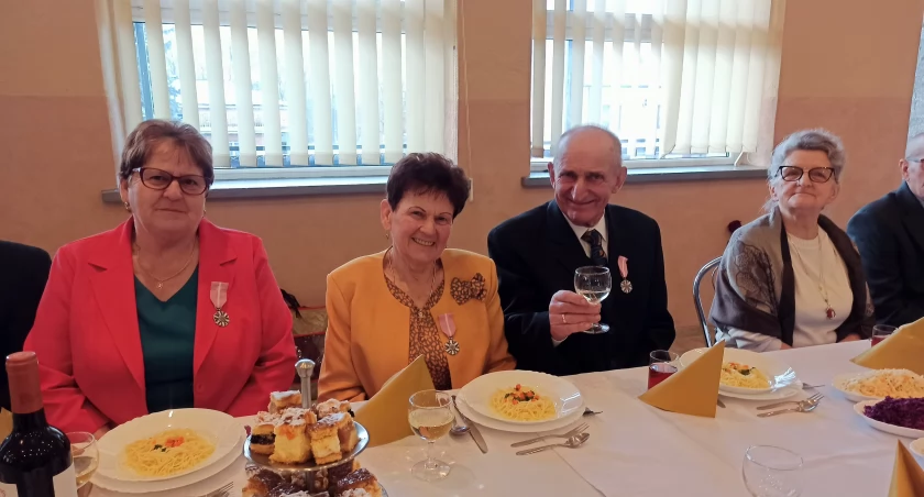 zdjęcie jubilatów podczas imprezy z okazji złotych godów w Kiełczygłowie/fot.: Magdalena Lizurej