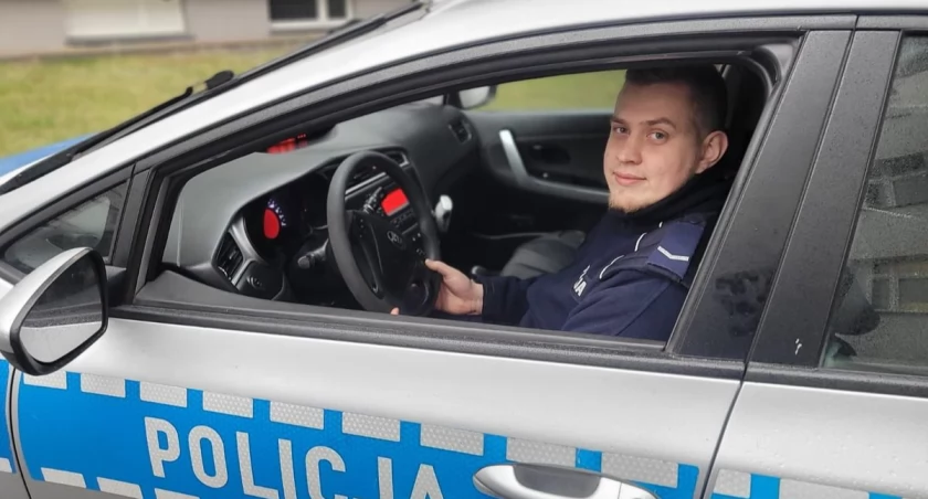 Na zdjęciu sierż. Adam Bartosik, który pomógł kobiecie naprawić wózek / Fot. KPP Sieradz 