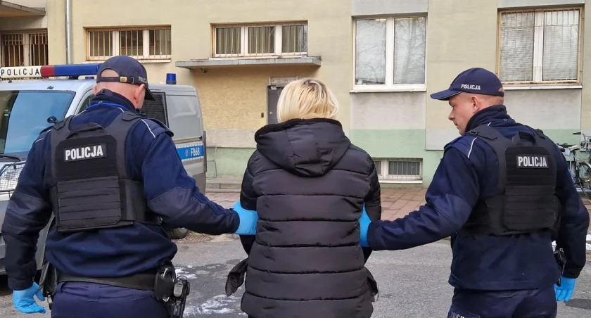 Na zdjęciu zatrzymanie 27-latki, podejrzewanej o morderstwo / Fot. KPP Pabianice