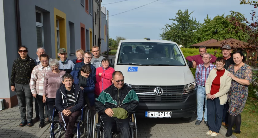 Podopieczni Środowiskowego Domu Samopomocy w Mokrsku są dumni ze swojego nowego busa/fot.: Ela Wodecka 