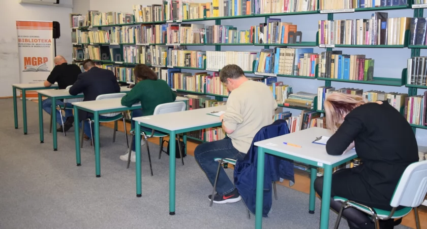 Na zdjęciu fragment ortograficznego konkursu w Wieruszowie / Fot. Facebook / Powiat Wieruszowski 