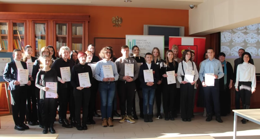 Na zdjęciu uczestnicy konkursu ortograficznego fot.: Powiatowa Biblioteka Publiczna w Wieluniu