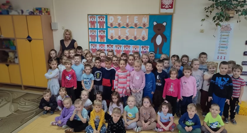 Całe przedszkole przyszło posłuchać opowieści o jeżach. Na zdjęciu: skomlińscy milusińscy z Joanną Widerą/fot.: Publiczne Przedszkole w Skomlinie 