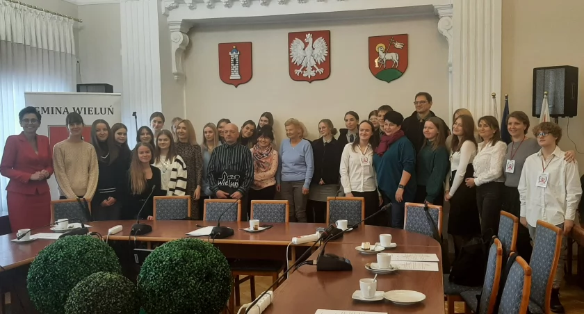 zdjęcie wolontariuszy, zaproszonych przez wieluński ratusz/fot.: Patrycja Górna