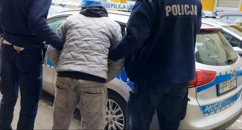Okazało się, ż e45-latek, który groził wysadzeniem się w powietrze, był poszukiwany. Teraz jest w zakładzie karnym/ fot.: KPP w Wieruszowie  