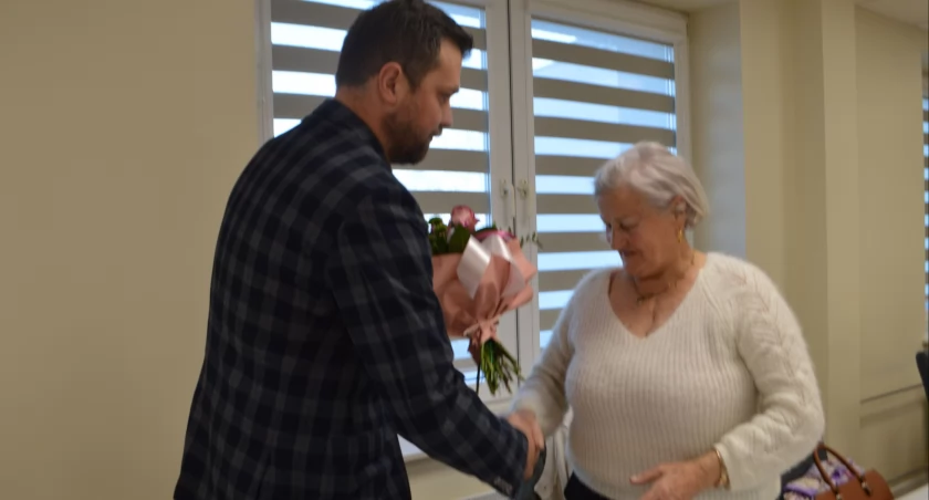 Wicestarosta Krzysztof Dziuba na sesji w Białej wręczył kwiaty radnej Stanisławie Bakocie/fot.: Ela Wodecka 