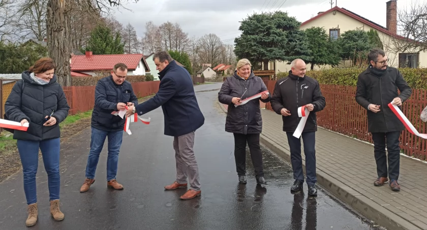 zdjęcie podczas przecięcia wstęgi na drodze gminnej w Strobinie/fot.: Magdalena Lizurej