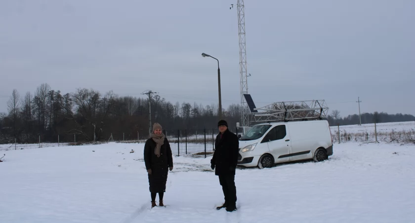 Na zdjęciu wójt gminy Strzelce Wielkie na tle stacji meteorologicznej / fot.: Urząd Gminy Strzelce Wielkie