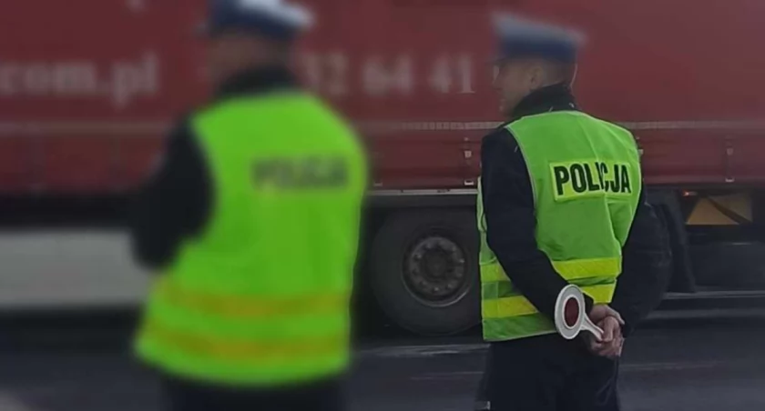 zdjęcie policjantów podczas pracy/fot.: Magdalena Lizurej/zdjęcie poglądowe