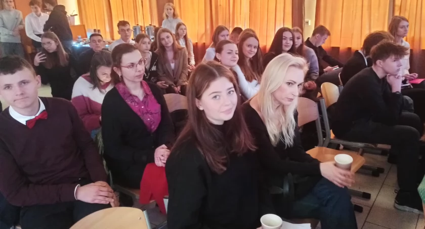 zdjęcie uczestników X Międzyszkolnego Konkursu Poezji i Piosenki Angielskiej i Niemieckiej/fot.: Magdalena Lizurej