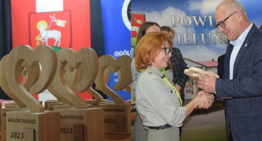 Na zdjęciu Marek Kieler, starosta wieluński, który wręczył wyróżnienia najbardziej zaangażowanym wolontariuszom / Fot. Facebook / Powiat Wieluński