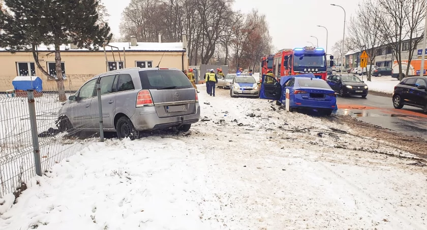 Zdjęcie z miejsca, gdzie doszło do kolizji / Fot. Facebook / Komenda Powiatowa Państwowej Straży Pożarnej w Ostrzeszowie