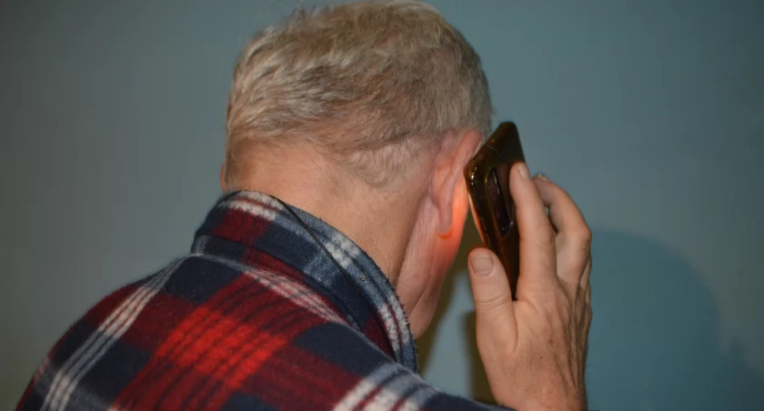 Oszust telefonicznie poinformował 55-latka, że ten zarobił 9 500 zł. W efekcie mężczyzna stracił kilkanaście tys. zł/fot.: Ela Wodecka (zdjęcie poglądowe) 