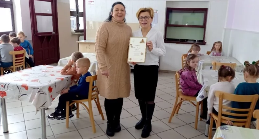 Podziękowania za wizytę przedszkolaków, Edyta Wolak (od lewej) przekazała Beacie Borczyk/fot.: Publiczne Przedszkole w Kiełczygłowie 