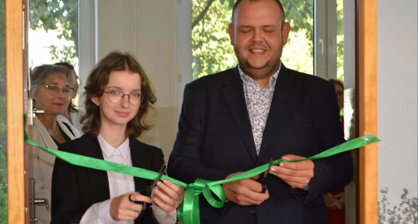 Symboliczną wstęgę przecięli Kamil Piekarski i Nikola Sosnowska/fot.: Ela Wodecka 