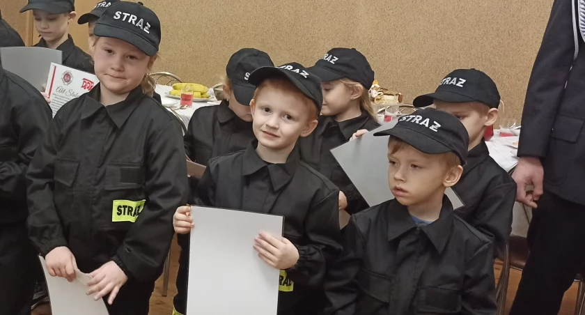 zdjęcie dzieci przyjętych do DDP OSP Bieniece/fot.: Magdalena Lizurej