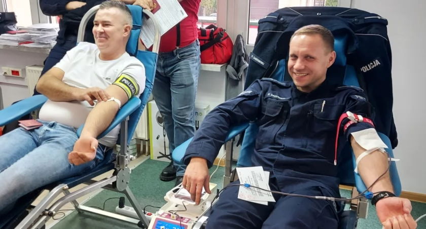 zdjęcie policjantów podczas oddawania krwi/fot.: arch. KPP w Pajęcznie