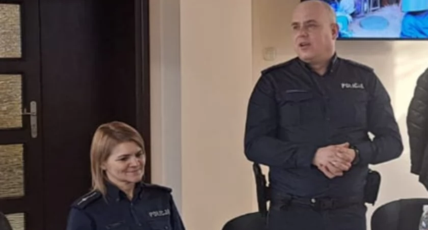 zdjęcie ustępującej dzielnicowej Strzelec Wielkich oraz jej następcy/fot.: arch. KPP w Pajęcznie