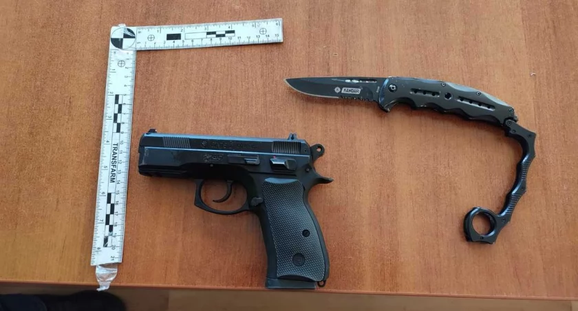 Na zdjęciu sprzęt, którym mężczyzna zaatakował policjantów / Fot. KPP Kępno