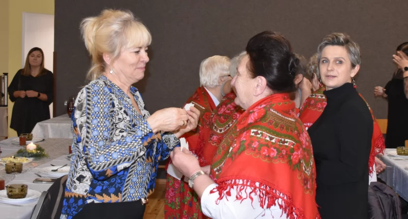 zdjęcie uczestników wigilii w Białej/fot.: Magdalena Lizurej
