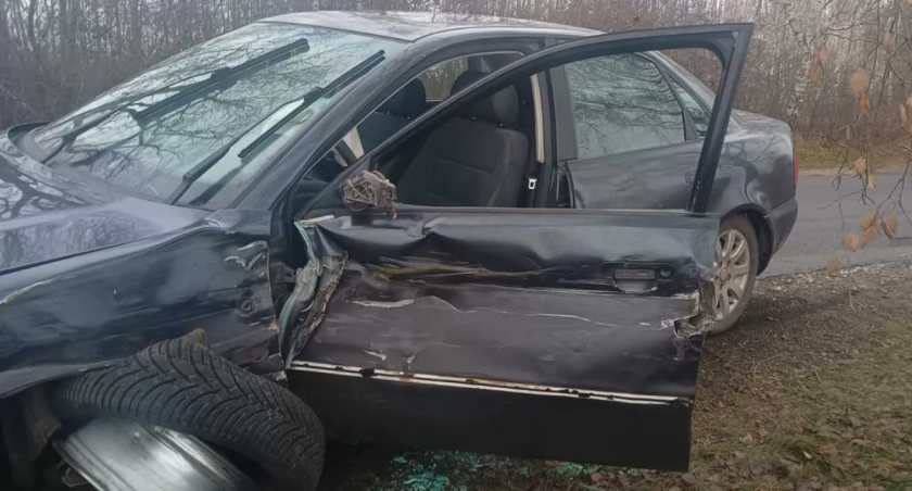 zdjęcie uszkodzonego samochodu po kolizji w Ożegowie/fot.: arch. KPP w Pajęcznie 