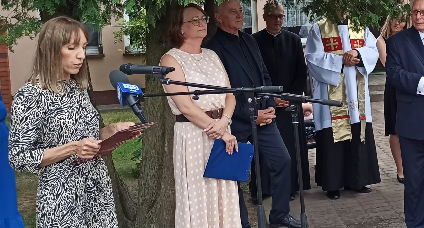 zdjęcie podczas którego przemawia Agnieszka Mrozińska (na pierwszym planie)/fot.: Magdalena Lizurej