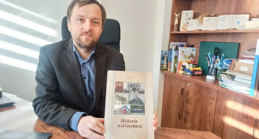 zdjęcie Jacka Olczyka, wójta Pątnowa, prezentującego publikację o Grębieniu/fot.: Magdalena Lizurej
