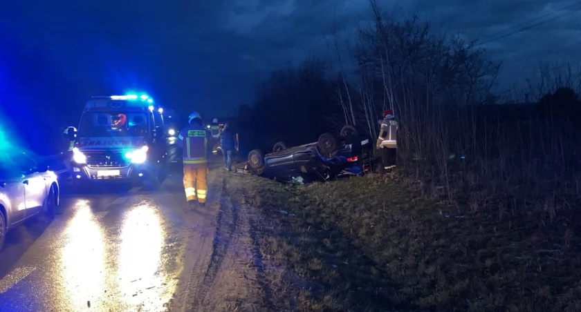 Na zdjęciu miejsce kolizji w Kolonii Broszecin na drodze wojewódzkiej nr 483 / Fot. Facebook / OSP KSRG Rząśnia