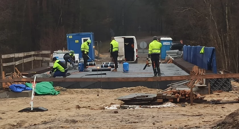zdjęcie drogowców podczas prac na moście w Strobinie/fot.: Magdalena Lizurej