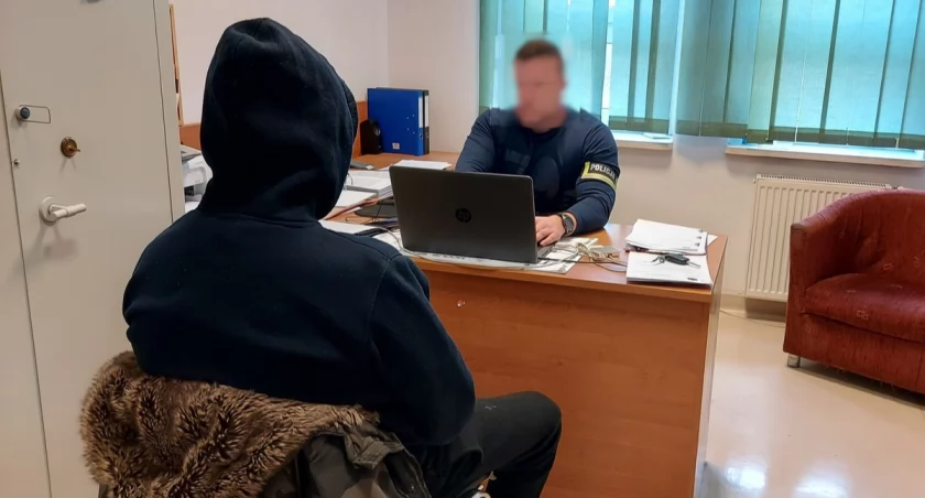 zdjęcie z zatrzymanym podczas policyjnych czynności/fot.: arch. KPP w Wieruszowie 