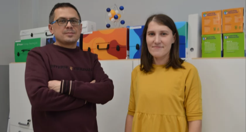 Z nowej pracowni bardzo cieszą się dyrektor Piotr Piechowski i nauczycielka Agata Zawadzka/fot.: Ela Wodecka 
