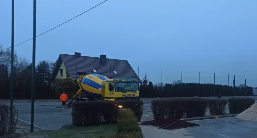 zdjęcie prac podczas budowy boiska przy SP w Bieniądzicach/fot.: Magdalena Lizurej