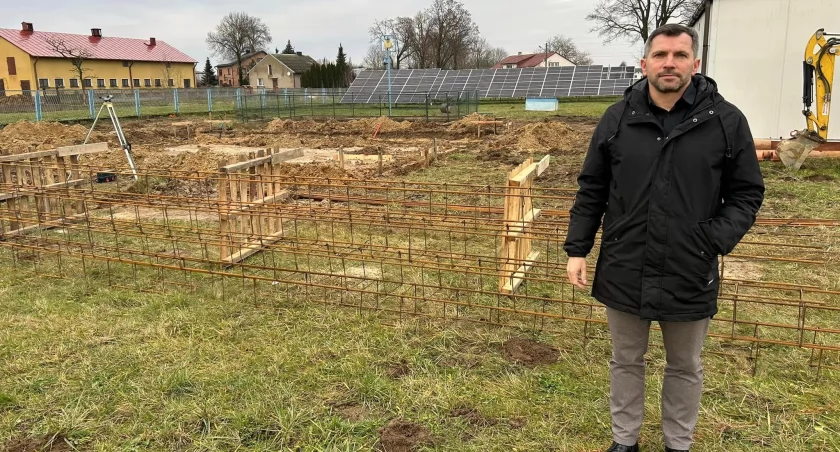 zdjęcie burmistrza Pajęczna, Piotra Mielczarka, na placu budowy w Jankach/fot.: arch. UM w Pajęcznie
